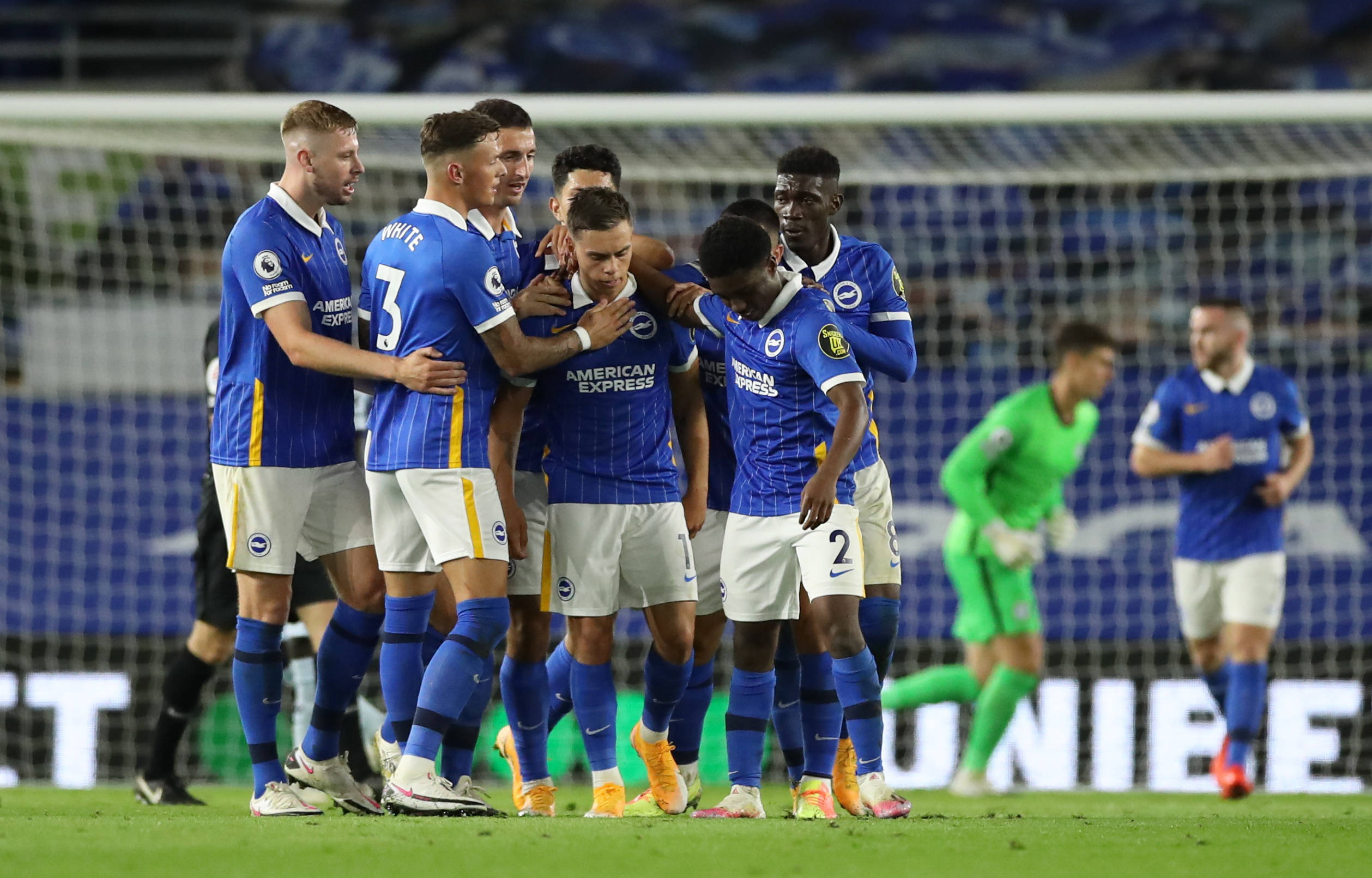 锋霸，莱万是第2位在欧冠为三支不同球队打入10球以上的球员